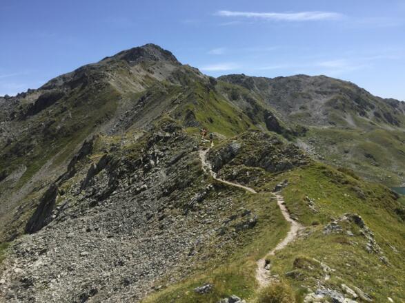 der Weg führt über einen flachen Kamm an den Rastkogel heran