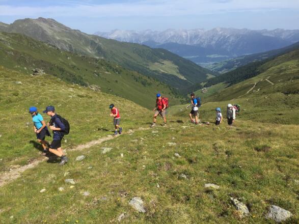 über mäßig steile Wiesenhänge geht es Richtung Nafingjoch, 2440 m