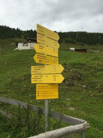 Tourstart an der Hütte. Die gesamte Route ist bestens markiert und ausgeschildert.