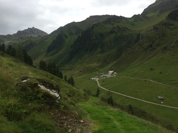 Nach einigem auf und ab erreicht man die Grafensalm, 1743 m
