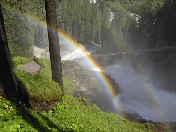 Zahlreiche Regenbogen entstehen im feinen Wasserstaub