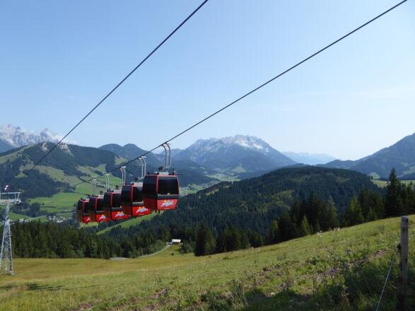Fieberbrunner Bergbahn im Aufstieg.