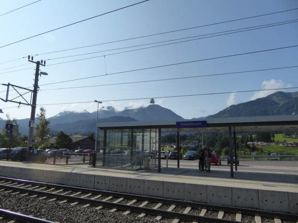 Am Bahnhof Fieberbrunn mit Blick auf den Wildseeloder.