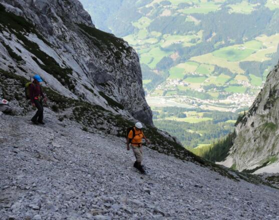 Steiles Schotterkar, tief unter uns liegt Werfen