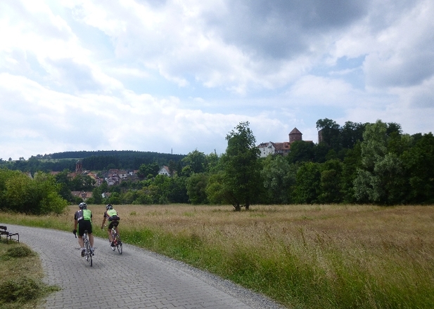 Vor Rieneck: Auf dem Hügel sieht man die Burg.