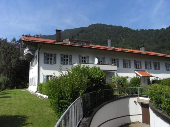 Hausansicht mit Einfahrt Tiefgarage