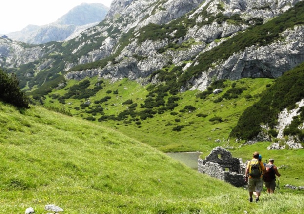 Blick über die Vordere Pitschenbergalm Richtung Hütte