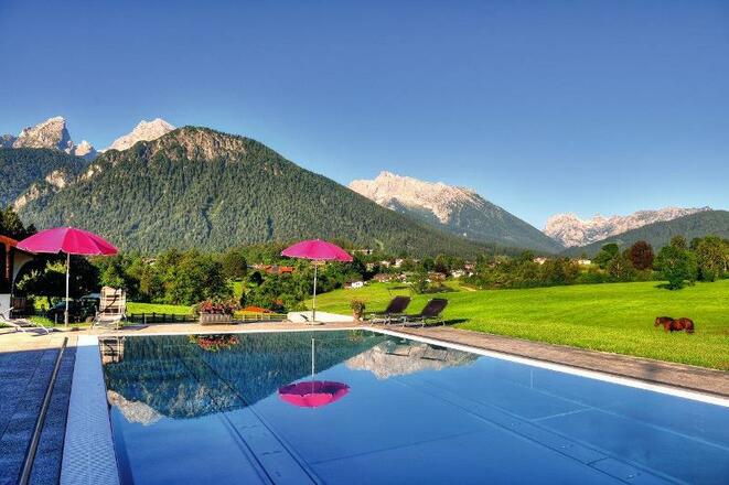 Beheizter Swimmingpool mit Blick auf den Watzmann
