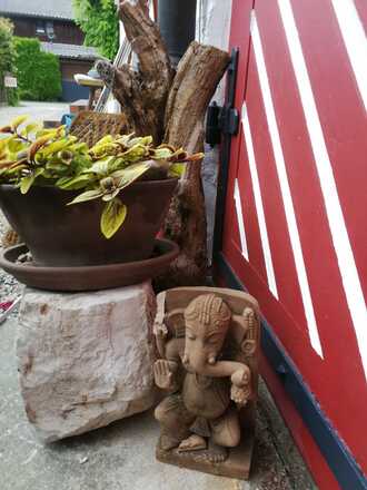 Am Eingang zum Apartment sitzt Ganesha Ferienwohnung Kumpfmüller