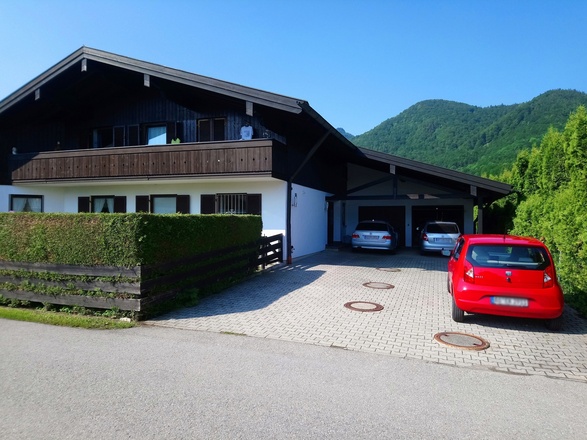 Hausansicht mit Parkplatz