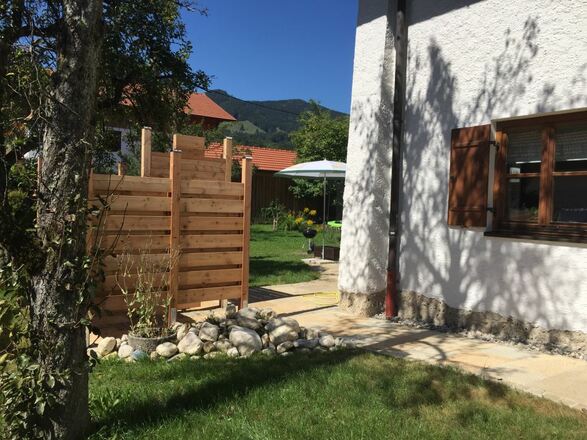 Bettinas Haus - Warmwasseraußendusche mit Weg zum Garten