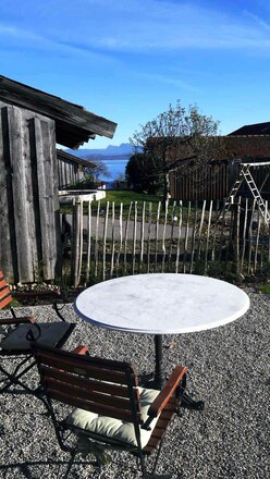 Sitzplatz mit Seeblick