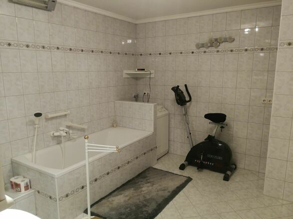 Badezimmer mit Wanne und Waschmaschine Ferienwohnung Dittmar