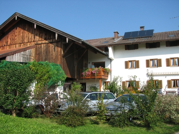 Seitliche Hausansicht mit Ferienwohnung