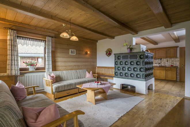 Wohnzimmer mit Kachelofen