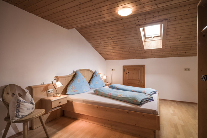Schlafzimmer mit Doppelbett