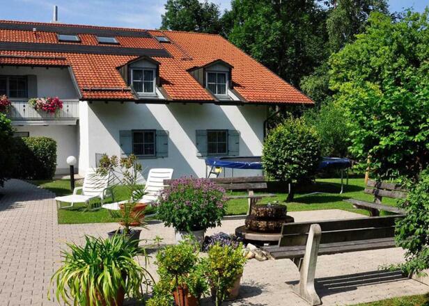 Hausansicht mit Garten