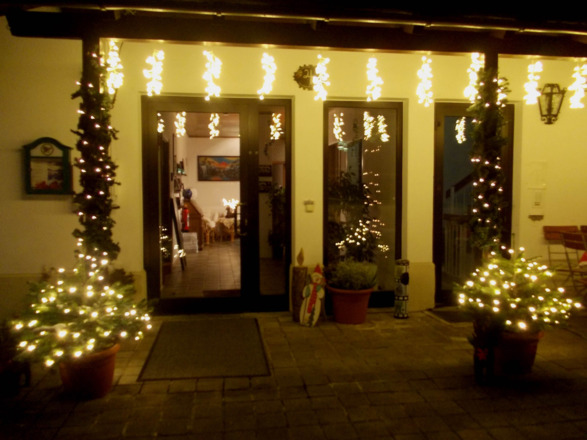 Hotel-Eingang in der Adventszeit