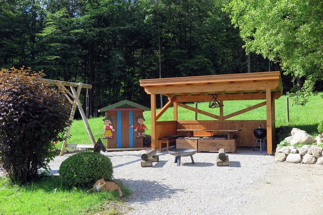 Spielplatz und Grilllounge