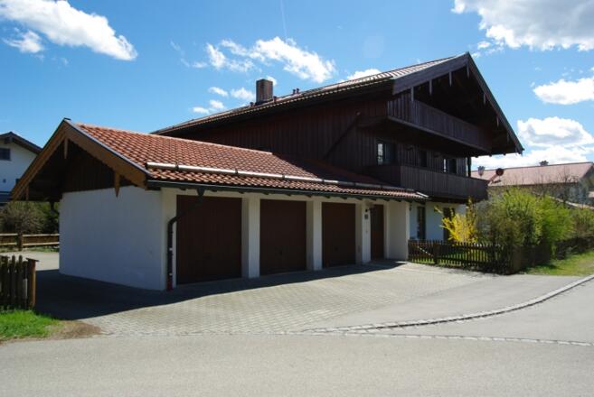Aussenansicht mit Garage