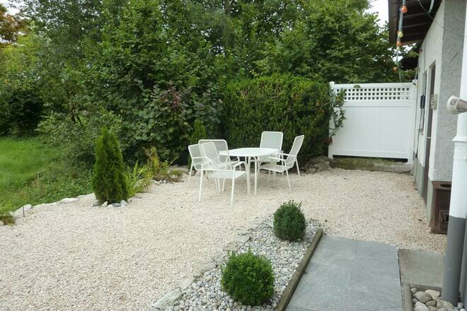 Sitzplatz im Garten fürs Grillen, Speisen...