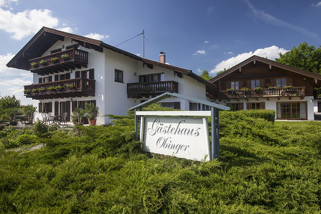 Hausansicht mit Hausschild