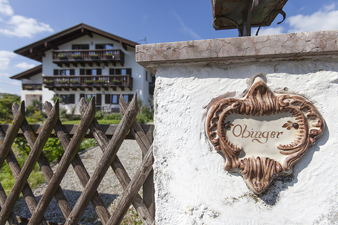 Hausansicht mit getöpfertem Hausschild