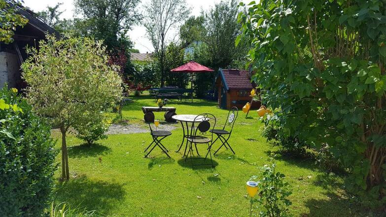 Blick von der Küche in den Garten