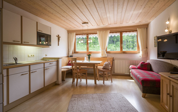 Küche mit Essbereich in der 3-Zimmer-Ferienwohnung