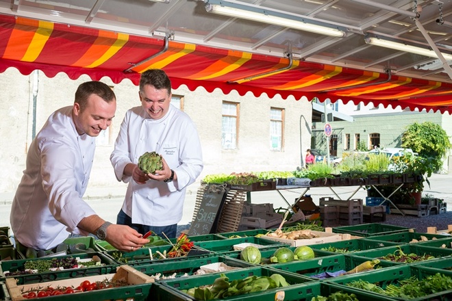 gekocht wird mit frischen Zutaten