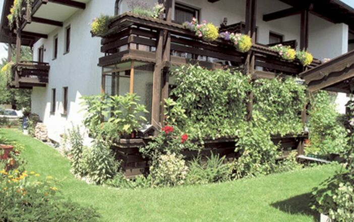 Aussenansicht mit Blumen