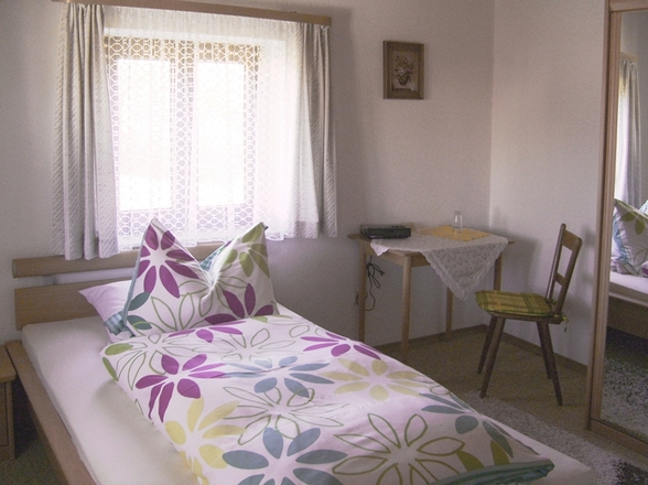 Einzelzimmer Bett Unterkunft Freund