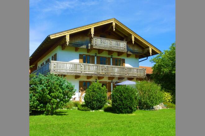 Hausansicht mit Garten