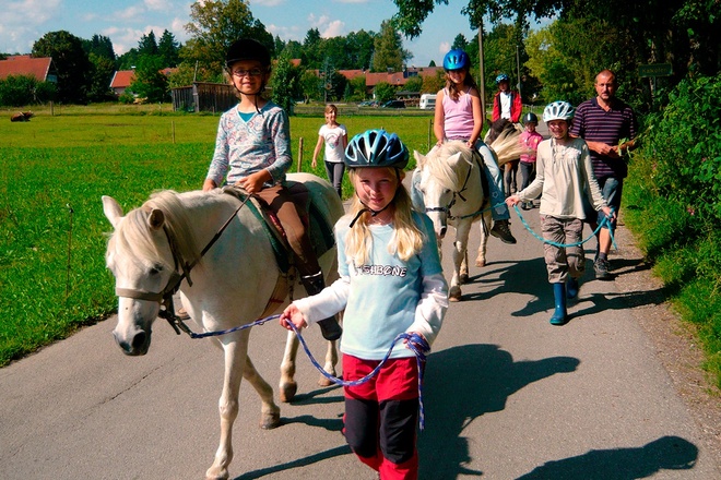 Ponyreiten am und um den Blaslhof