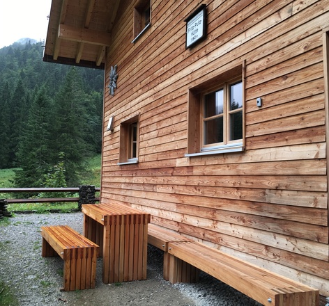 Sitzgelegenheiten um die FritzPutzHütte