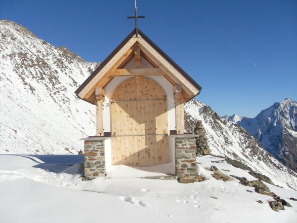 Hüttenkapelle im Winter