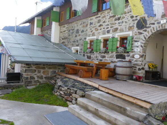 Eingangsbereich mit Terrassenecke.