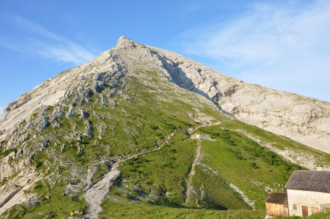 Blick vom Watzmanhaus gen Westen: Der Aufstieg zum Hocheckgipel schlängelt sich durch die Hangflanke