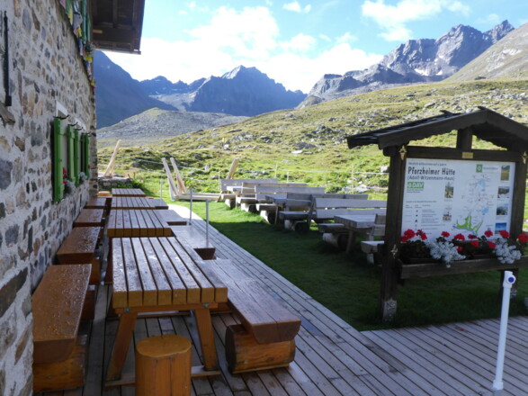 Die neue Terrasse mit Grubenwand und Schöntalspitze in Hintergrund.