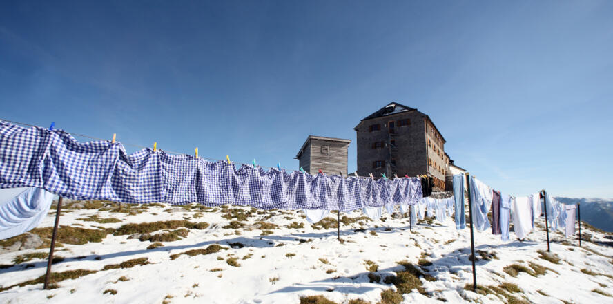 Bayrische Gebetsfahnen - Waschtag am Watzmannhaus