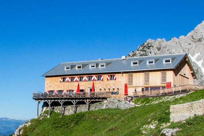 die Hütte liegt wunderbar auf einem Köpfl