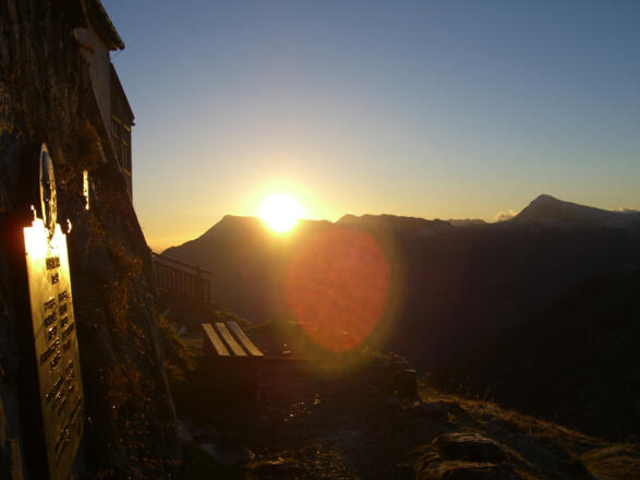 Sonnenaufgang am Watzmannhaus mit Blick hinüber zum Hohen Göll