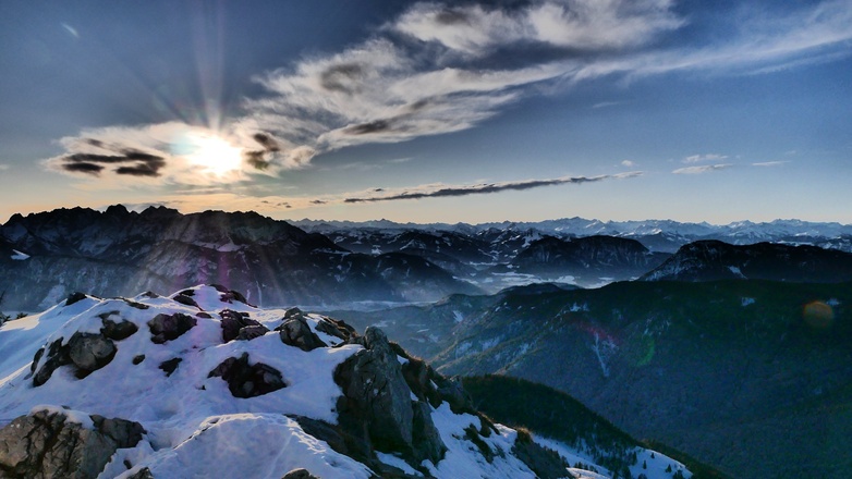 Auf dem Brünnsteingipfel an einem Wintertag mit Blick Richtung Kaisergebirge