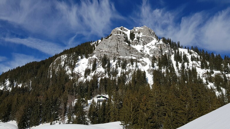 Brünnsteinhaus vor dem winterlichen Brünnsteingipfel