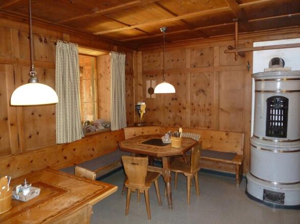 Stuttgarter Hütte (Gaststube mit Ofen)