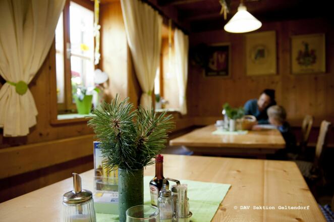 die gemütliche Gaststube ist immer liebevoll dekoriert