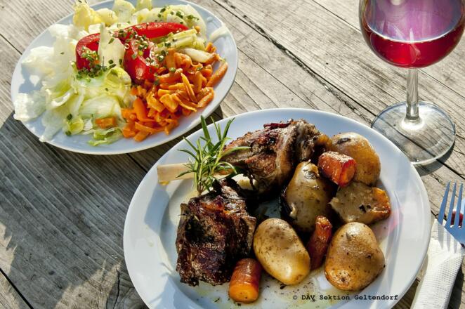 Lammhaxerl mit Kartoffel und Salat