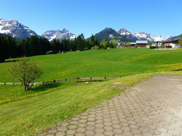 Riezlern_Blick über die Terrasse ins Tal