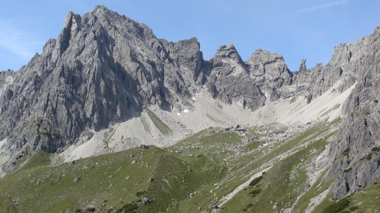 Hüttenblick ins Klettergebiet