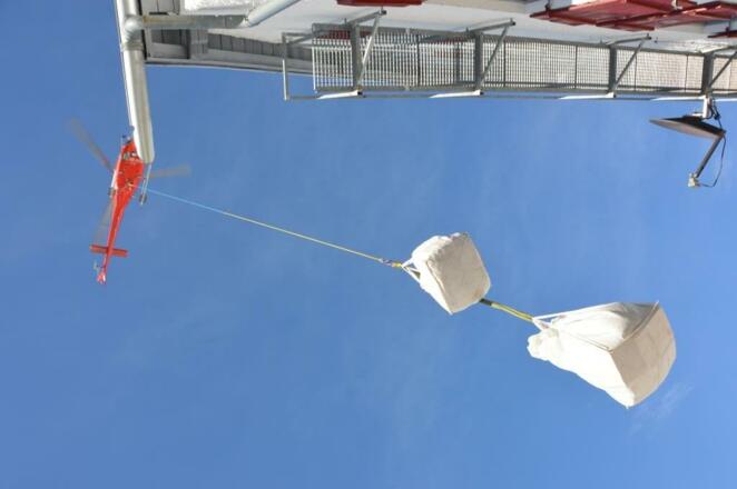 Die Knorrhütte wird ausschließlich mit dem Hubschrauber versorgt